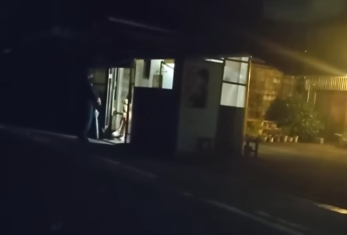 パンパン通りで交渉する客